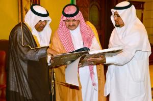 Jeddah Governor Receives Publications of King Salman Chair for Study of Makkah History