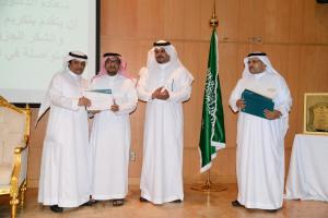 وكيل الجامعة للفروع يكرِّم منسوبي إدارة التشغيل والصيانة