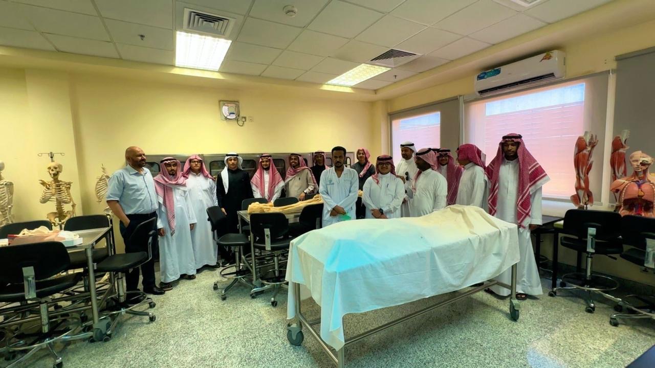 زيارة طلاب الملك عبدالله  الثانويةلكلية الطب ضمن فعاليات برنامج التوجية المهني