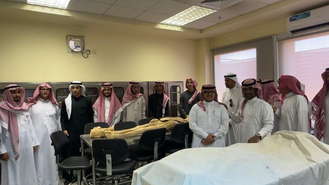 زيارة طلاب الملك عبدالله  الثانويةلكلية الطب ضمن فعاليات برنامج التوجية المهني