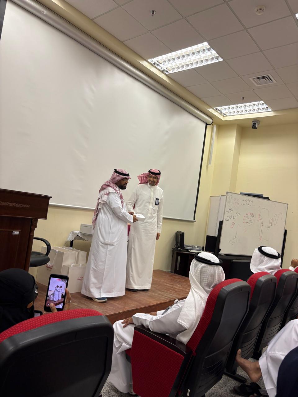 كلية الطب بالقنفذة تكرم أعضاء هيئة التدريس الذين تمت ترقيتهم