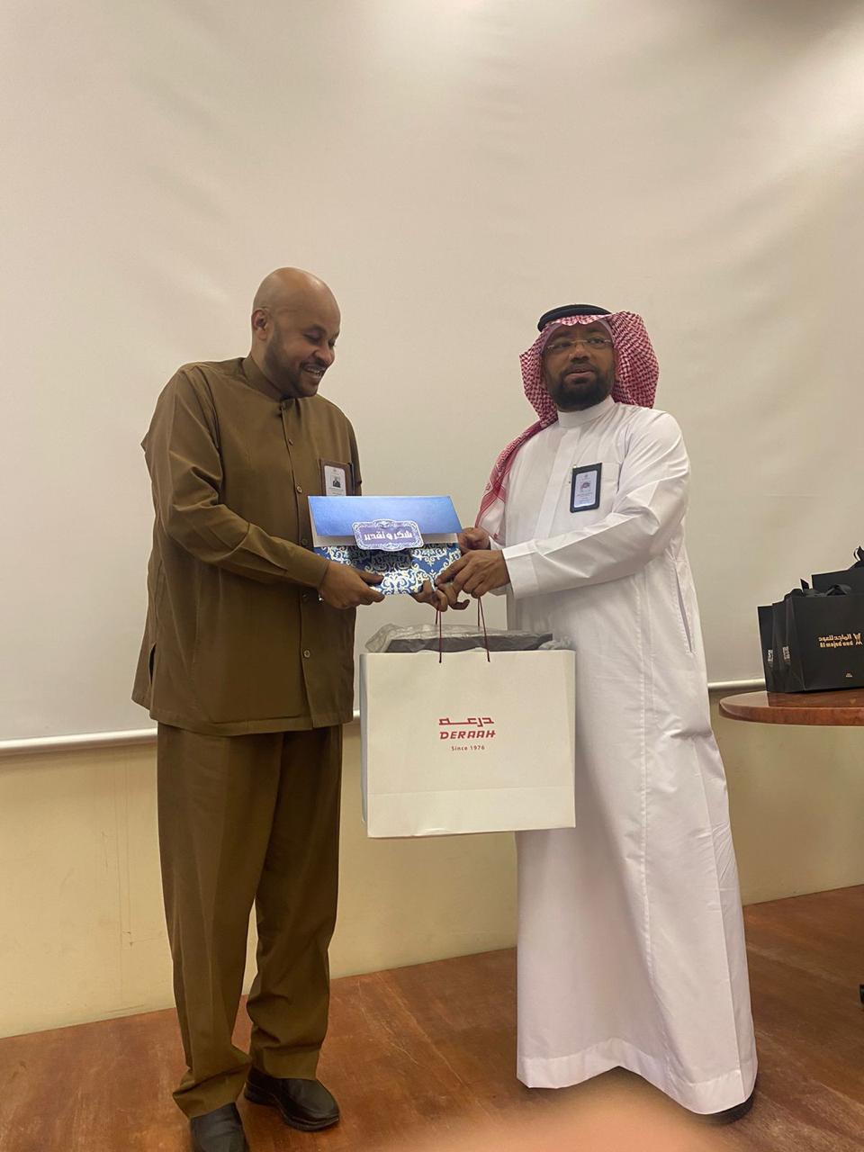 عميد كلية الطب بالقنفذة يكرّم أعضاء هيئة التدريس المنتهية عقودهم تقديراً لعطائهم