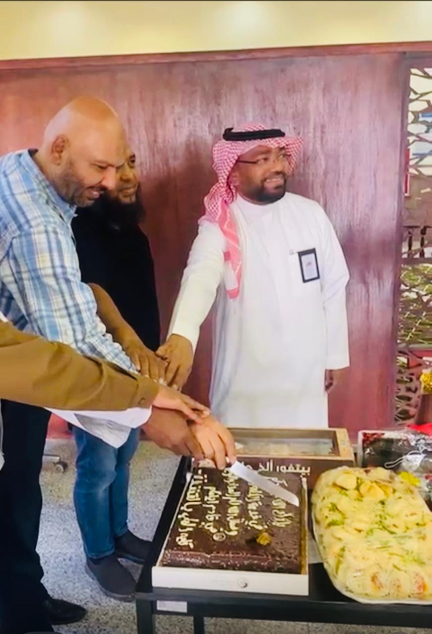عميد كلية الطب بالقنفذة يكرّم أعضاء هيئة التدريس المنتهية عقودهم تقديراً لعطائهم