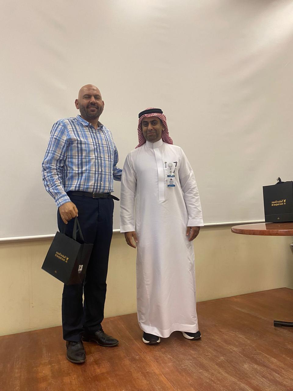 عميد كلية الطب بالقنفذة يكرّم أعضاء هيئة التدريس المنتهية عقودهم تقديراً لعطائهم