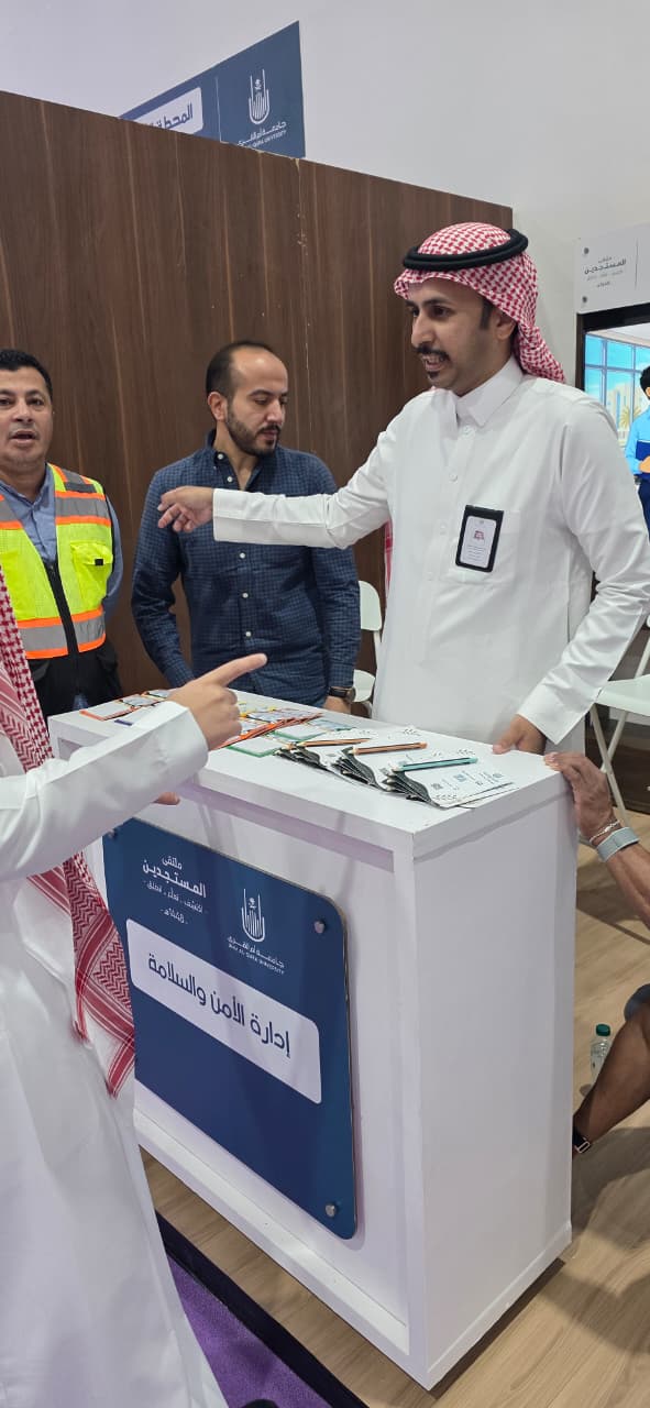 إدارة الأمن والسلامة تشارك بركن توعوي في ملتقى استقبال الطلبة المستجدين 1448هـ
