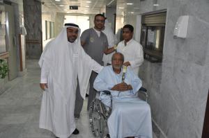 On the Eid Day: UQU Medical Center Receives Patients with Flowers and Sweets