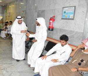 On the Eid Day: UQU Medical Center Receives Patients with Flowers and Sweets