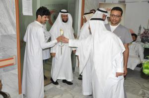 On the Eid Day: UQU Medical Center Receives Patients with Flowers and Sweets