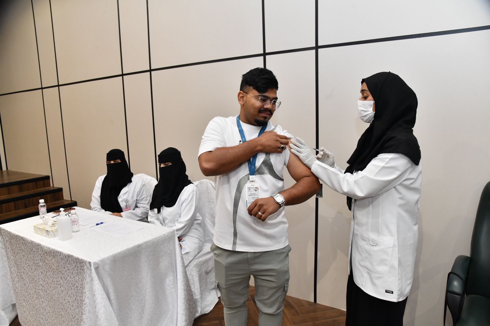شاركت العيادة الطبية الجامعيةمع إدارة العمل التطوعي والمسؤوليةالمجتمعيةوبالتعاون مع تجمع مكةالصحي اللقاحات الموسميه